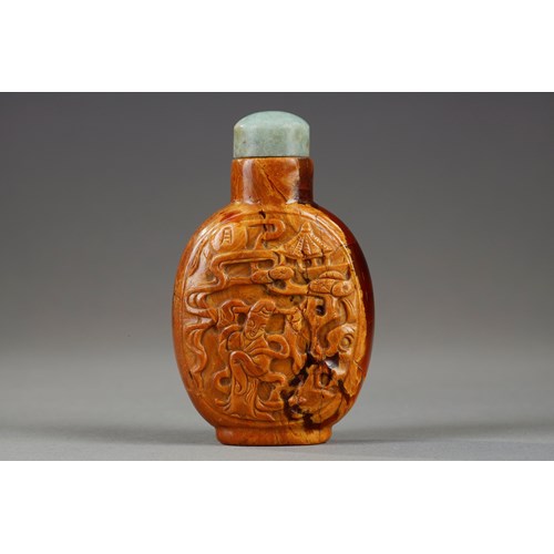 Snuffbottle in  root amber carved with characters in landscapes - China 1790/1850